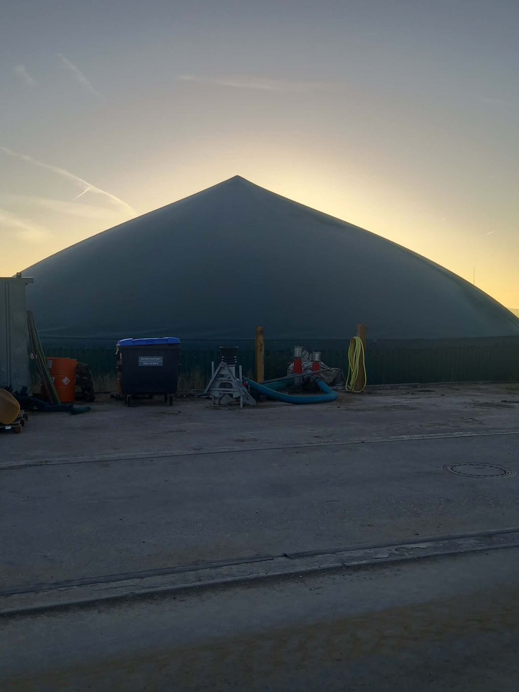 Silhouette eines Fermenterdachs in der Abenddämmerung