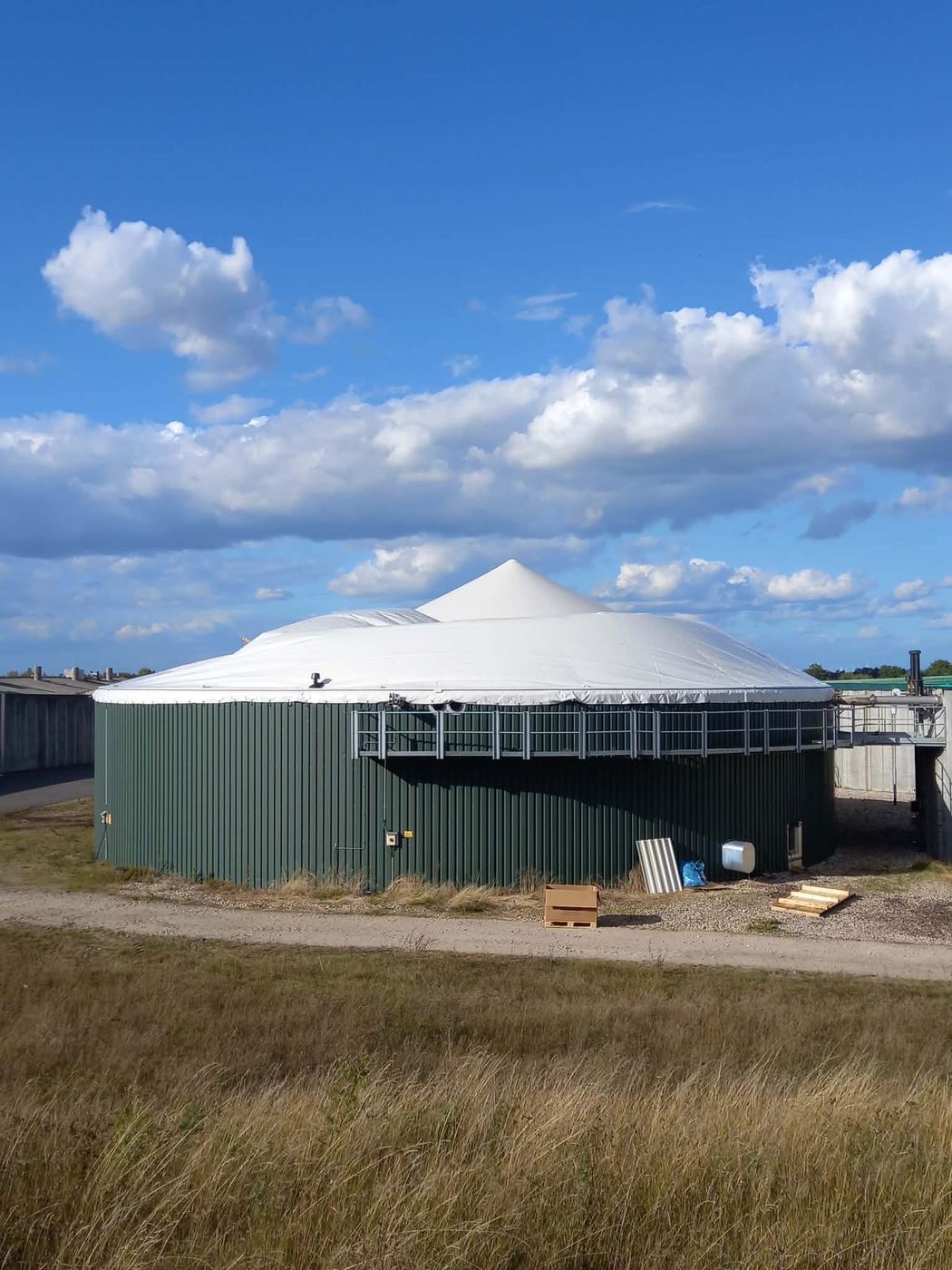 Frisch montiertes weißes Membrandach auf einem grünen Fermenter – Referenzprojekt der EPB Lucchetto GmbH